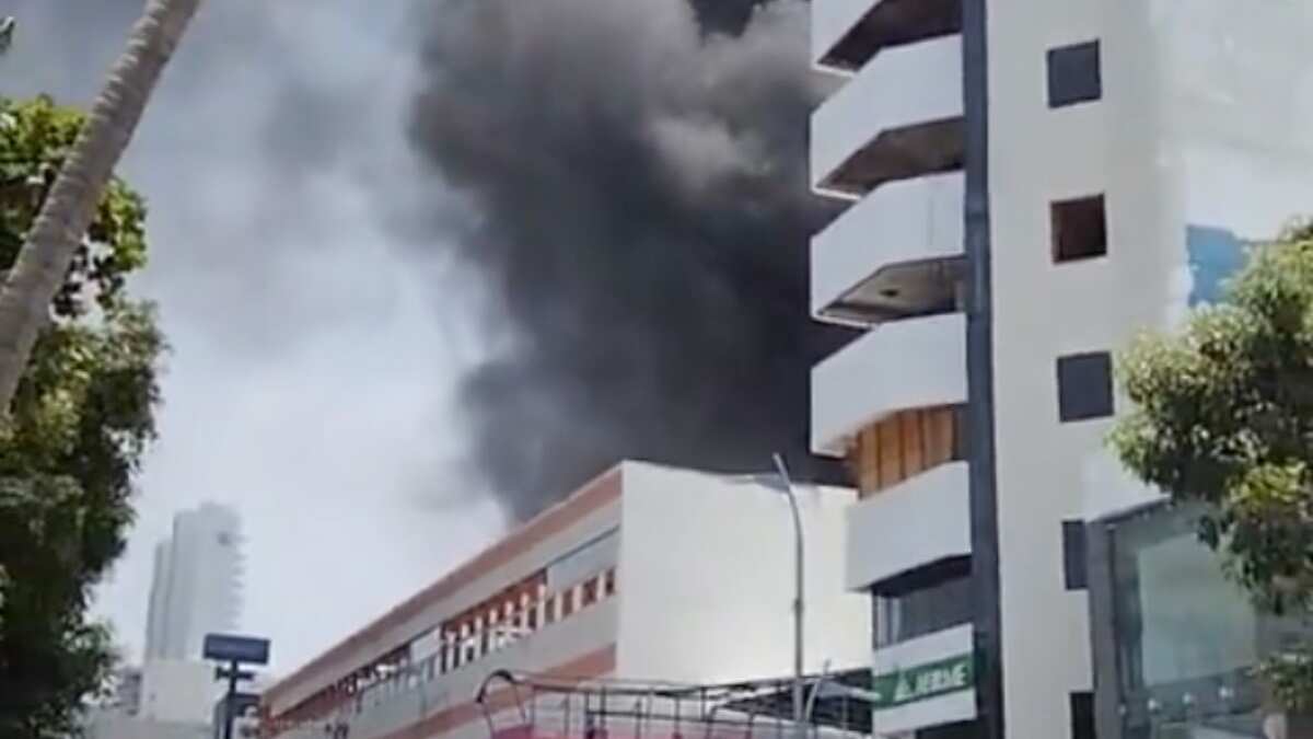 Se incendia el Centro de Convenciones Copacabana en Acapulco