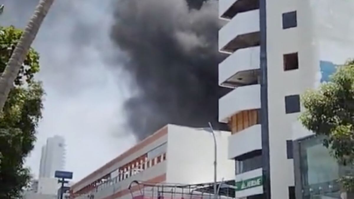 Se incendia el Centro de Convenciones Copacabana en Acapulco