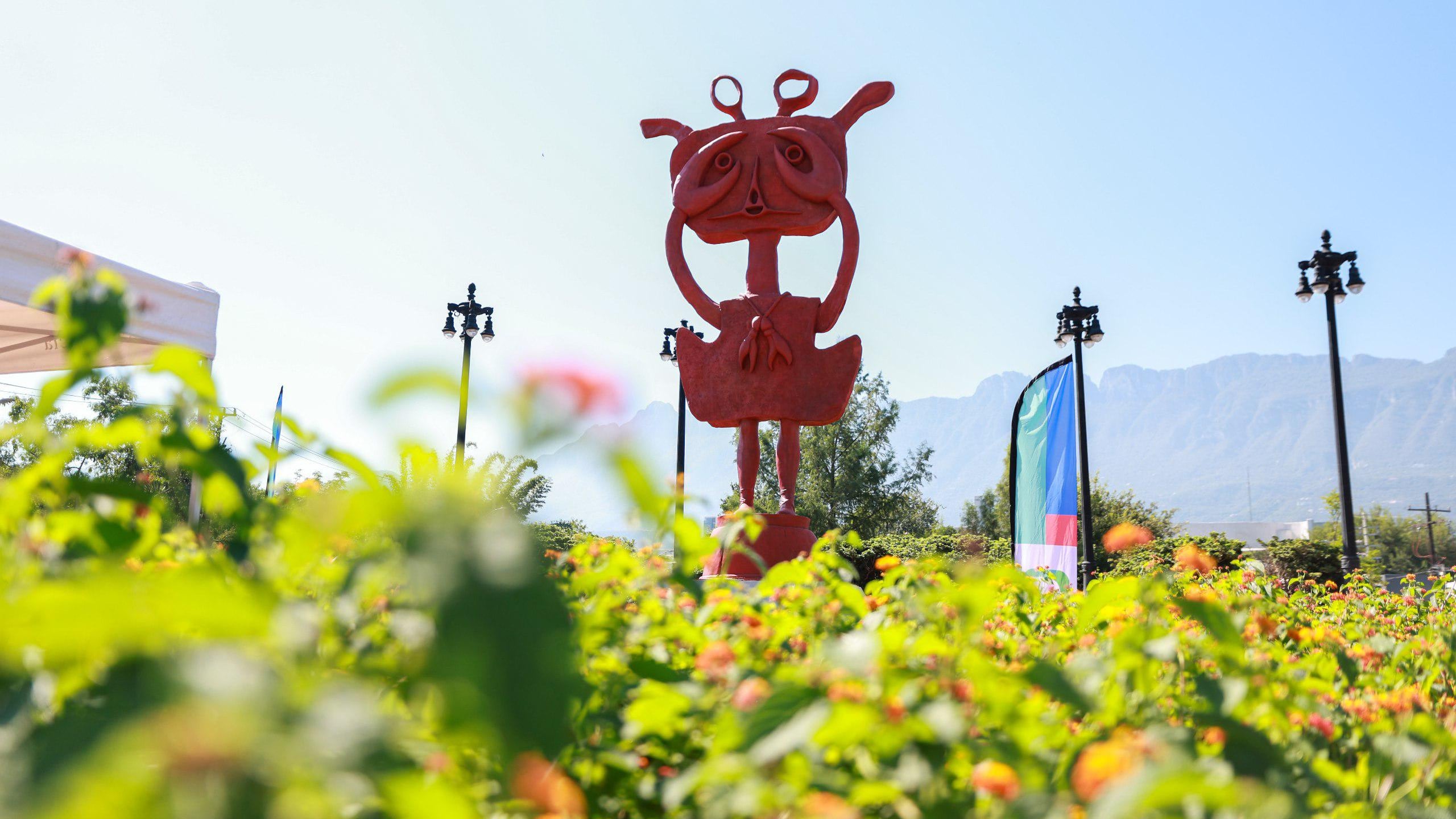 El alcalde Mauricio Farah Giacomán encabezó la inauguración de la escultura monumental que quedó instalada en la Calzada San Pedro.