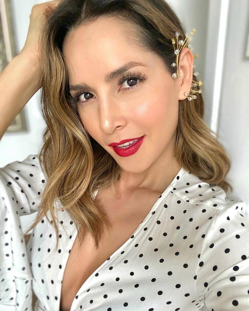 Carmen Villalobos fascina con un outfit de pantalón de cuero verde