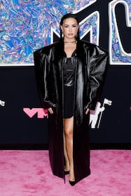 Grandes personalidades desfilan por la Alfombra Rosa de los MTV VMAs.