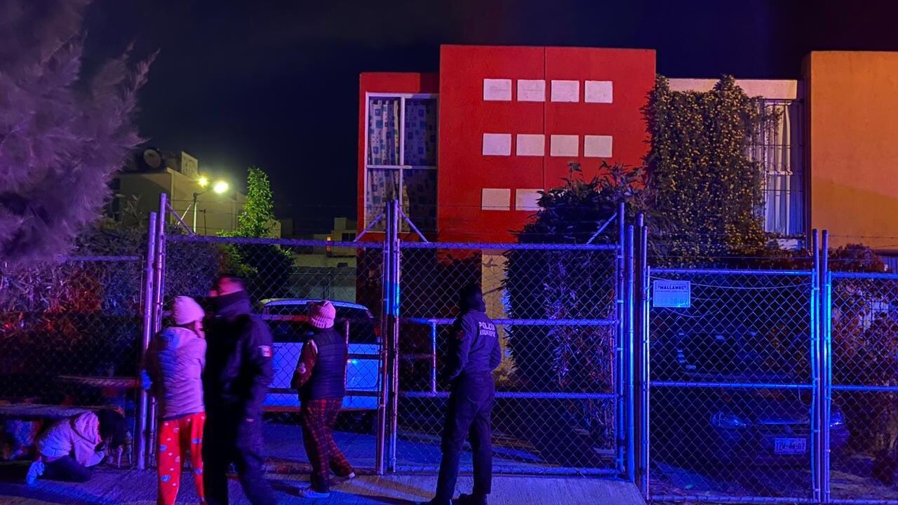 Mujer deja a su hija en el patio a pesar de las bajas temperaturas.