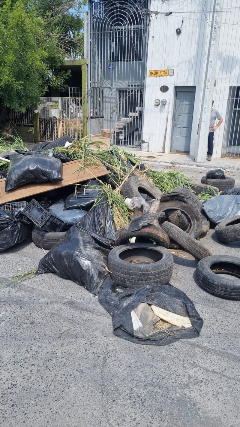Llantas, ramas y escombro fueron echadas en la calle.