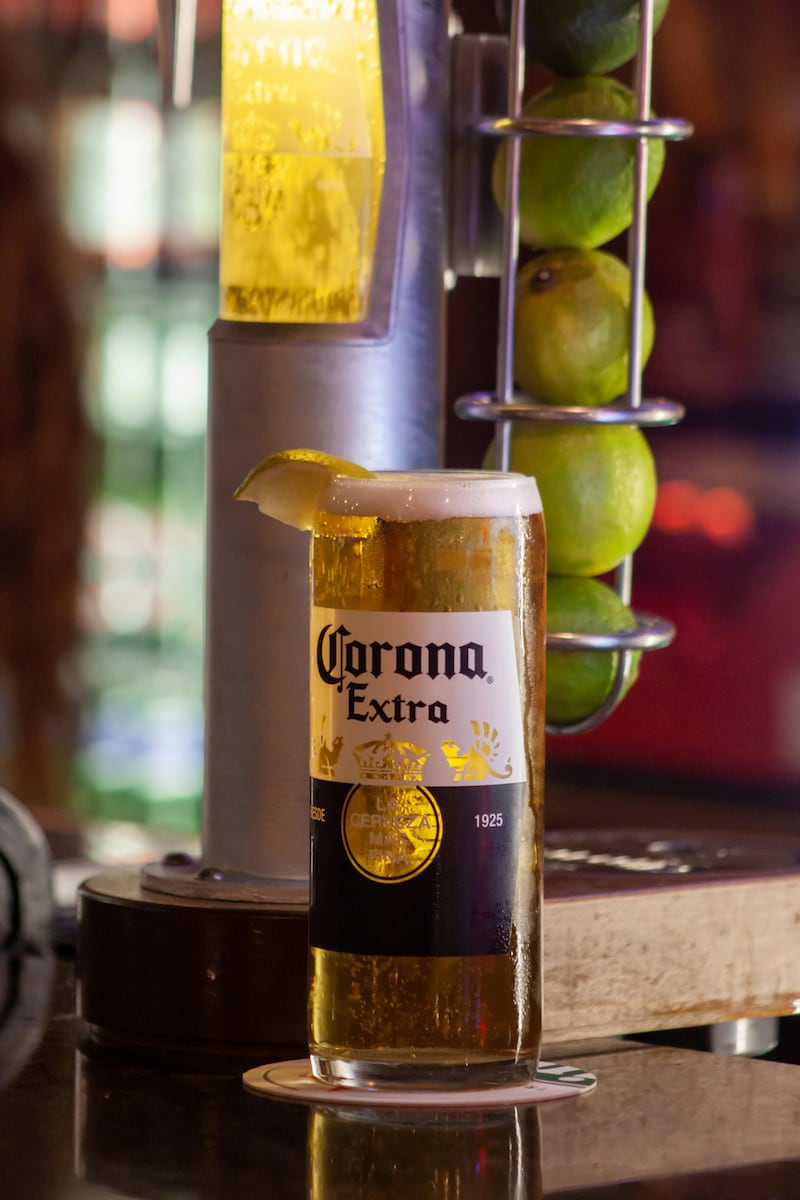 La cerveza Corona conmemora su legado con experiencias musicales, ediciones especiales y premios inéditos que incluyen viajes, festivales y boletos para la Copa Mundial 2026.