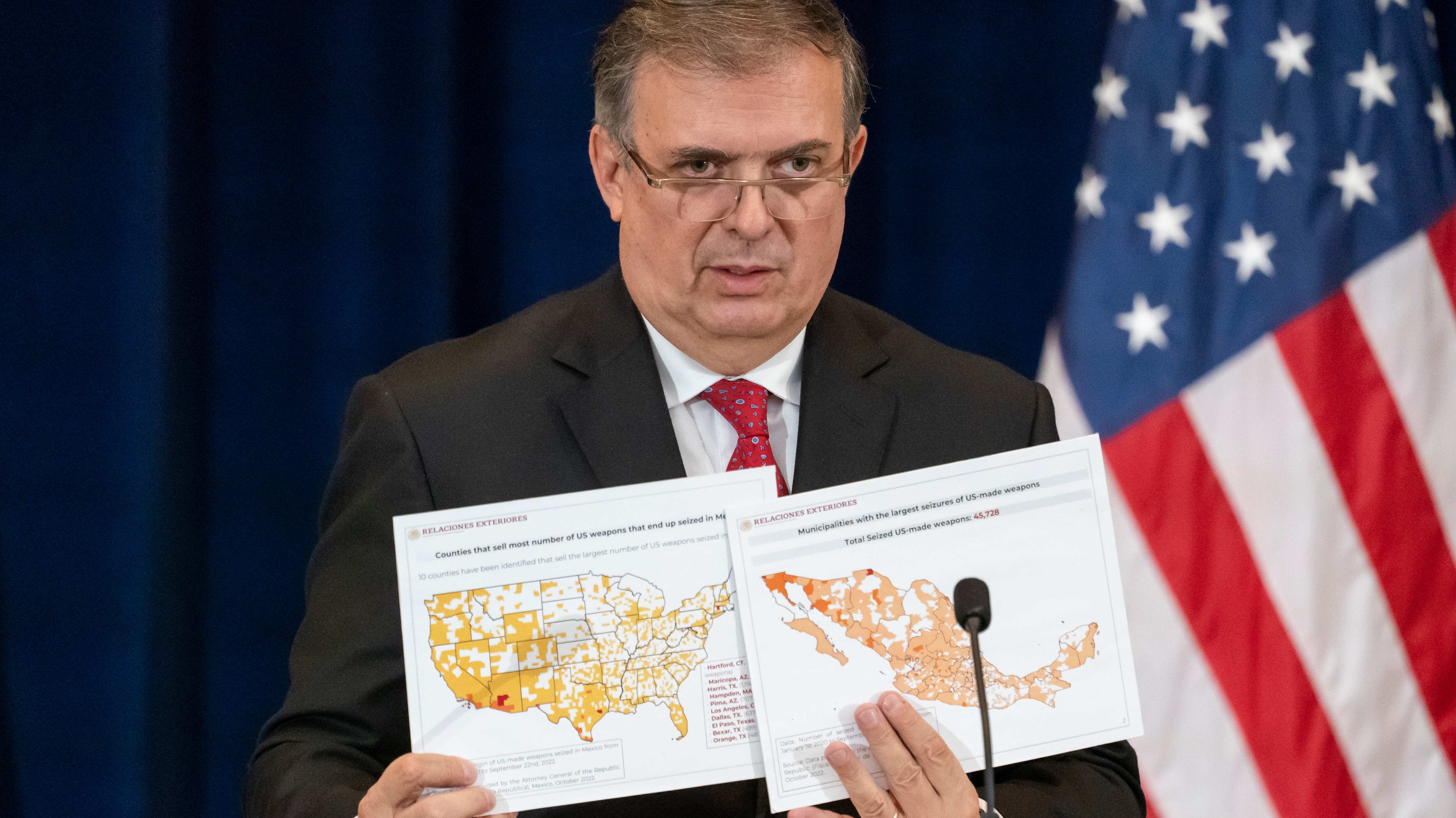 El Secretario de Relaciones Exteriores de México, Marcelo Ebrard, sostiene gráficos sobre las armas de Estados Unidos durante una conferencia de prensa durante el Diálogo de Seguridad de Alto Nivel entre Estados Unidos y México, en el Departamento de Estado, el jueves 13 de octubre de 2022, en Washington. (AP Photo/Alex Brandon)