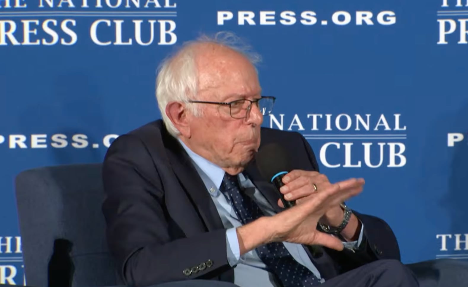 Manifestantes propalestinos irrumpen en conferencia de Bernie Sanders en Washington