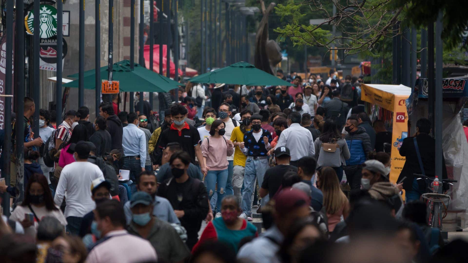 Sin importar el día la zona centro luce abarrotada de visitantes tanto nacionales como extranjeros. Asimismo, cada vez es más constante la reducción en el uso correcto de las medidas para combatir el contagio de la Covid-19.