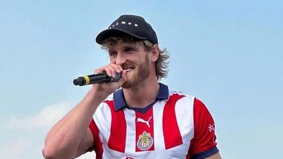 Logan Paul portando el jersey de las Chivas.