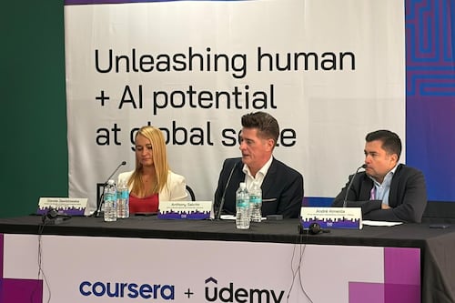 ¿Tu carrera te prepara para trabajar en la era de la IA? Coursera identifica brecha de habilidades