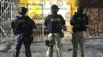 Durante los operativos simultáneos en Irapuato y Salamanca, la FGEG logró la detención de 12 presuntos integrantes de células delictivas y el aseguramiento de droga, armas y vehículos robados.