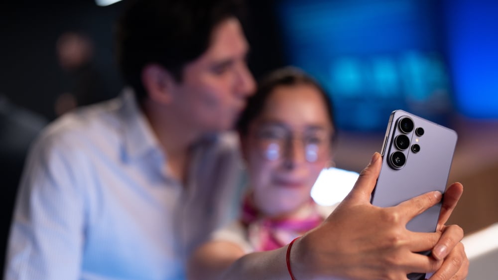 La nueva serie Galaxy S26 apuesta por una experiencia 100% AI, con funciones que aprenden del usuario, mejoras en video y privacidad, junto con los nuevos Galaxy Buds4