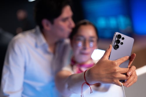 Experimenta cómo la IA redefine los nuevos modelos smartphones y auriculares