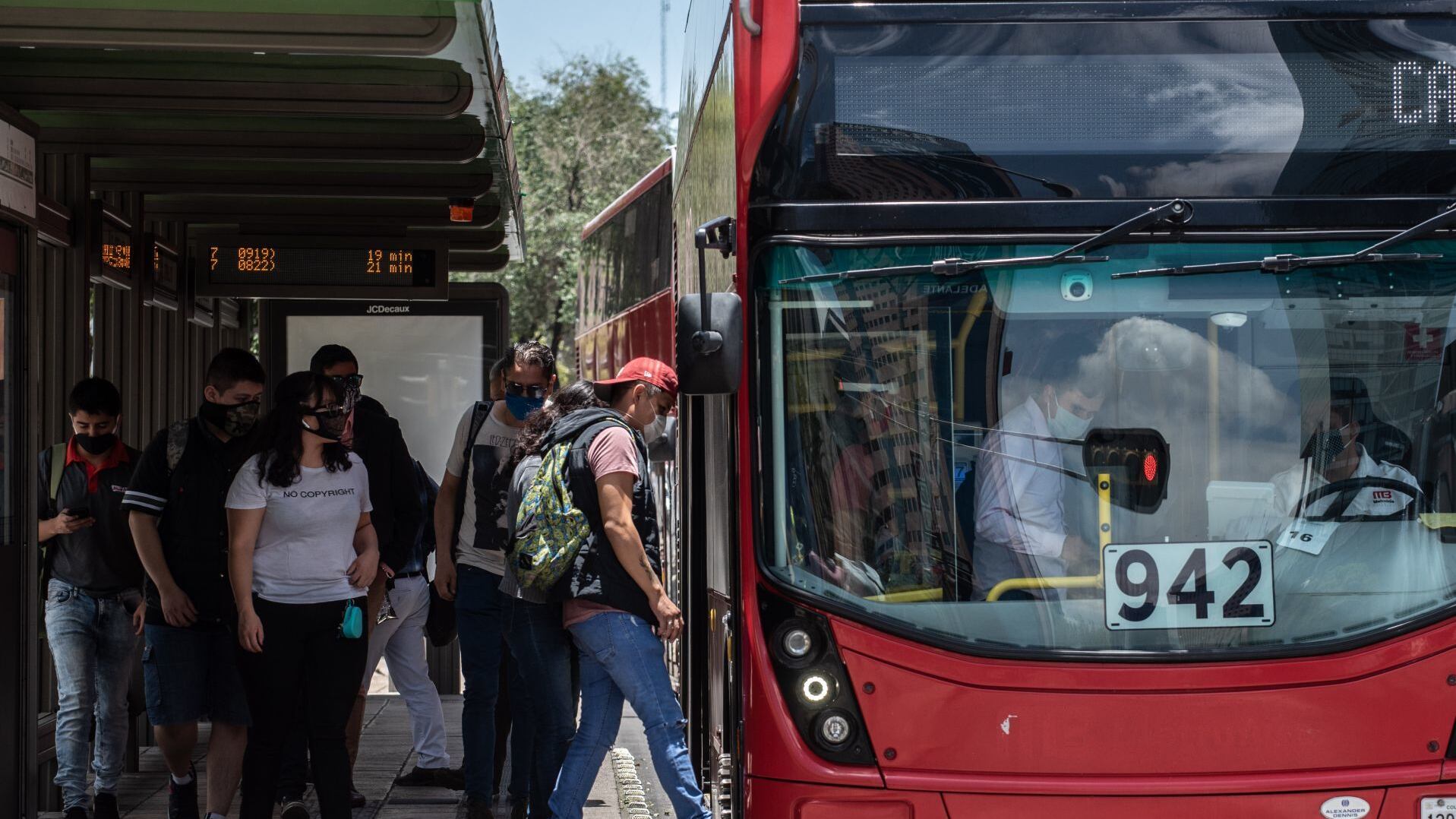 Personas utilizan cubrebocas antes de ingresar a una unidad del metrobús.