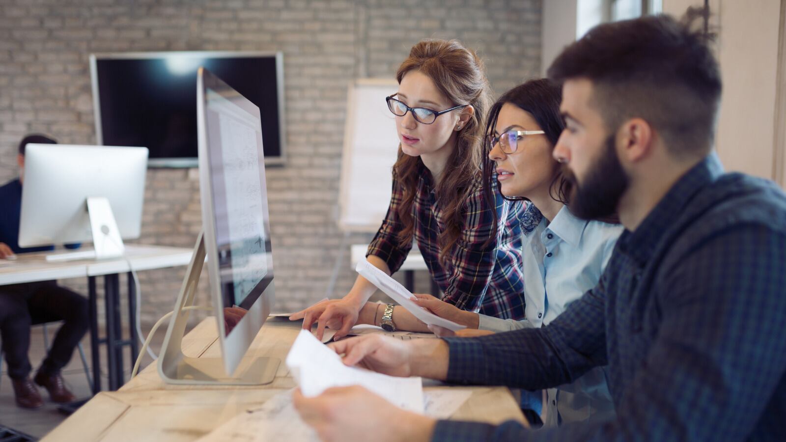 Las empresas que no adoptan la IA pierden 30% ventas e ingresos, mientras que los empleados cortan su longevidad laboral y cancelan la posibilidad de duplicar su salario.