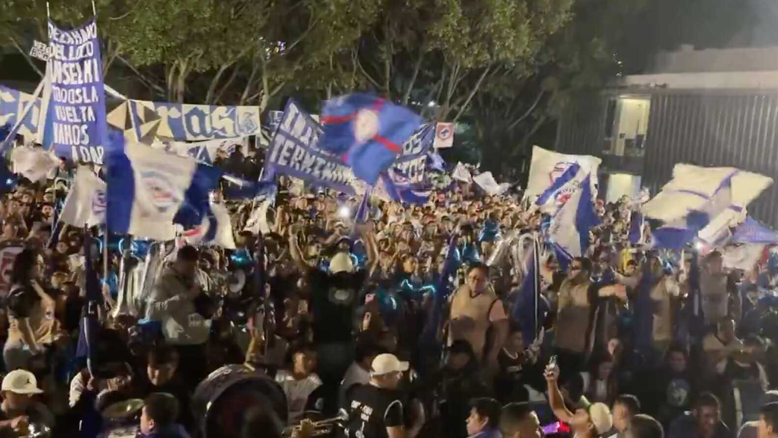 Afición Cruz Azul serenata