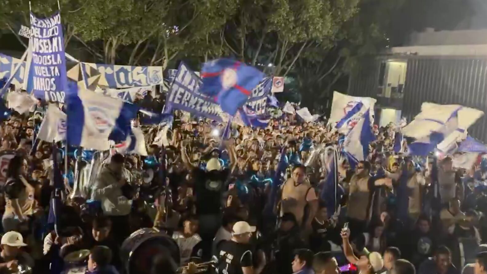 Afición Cruz Azul serenata
