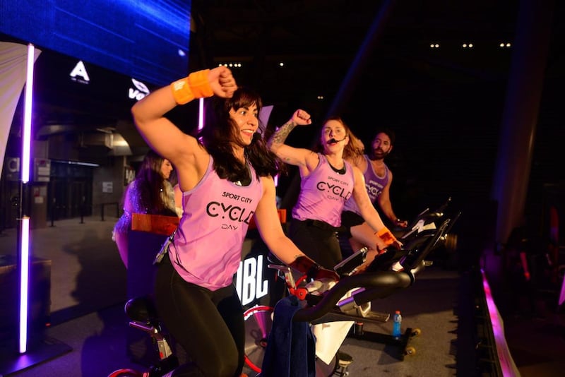 Cinco razones para subirte a la bici: los beneficios del cycling indoor