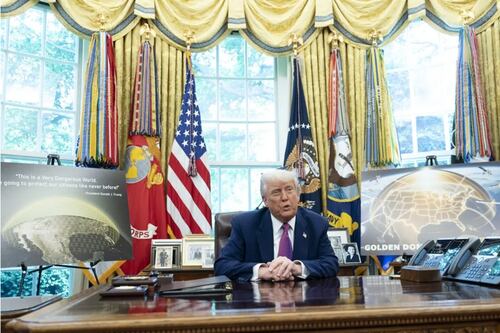 Trump impulsa militarización espacial; alertan por caos orbital y riesgo de guerra global