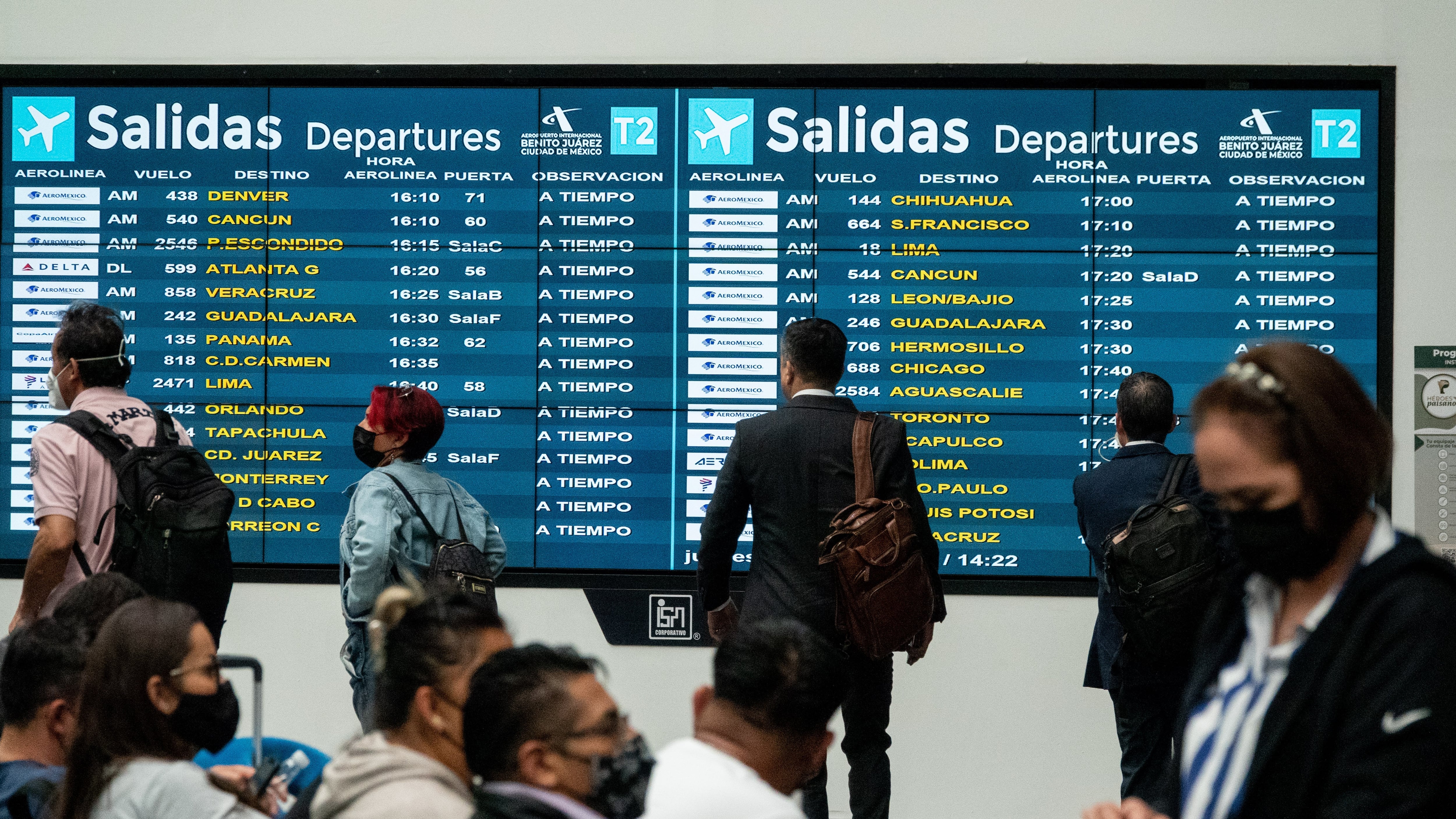 CIUDAD DE MÉXICO, 28JULIO2022.- La Terminal 2 del Aeropuerto Internacional de la Ciudad de México (AICM) podría ser inhabilitada debido a que presenta un severo daño estructural, así fue como lo expuso el presidente Andrés Manuel López Obrador. El mandatario destacó que la medida sería para evitar futuras tragedias y que incluso podría abrirse una investigación. Según lo anunciado, la edificación se encuentra en un proceso de hundimiento debido a que no se hicieron adecuadamente los trabajos de cimentación, por lo que tendría que ser reconstruida, anunció el jefe del ejecutivo.