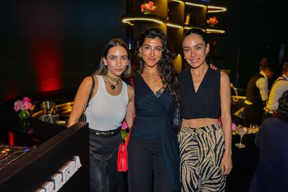 El evento fue el escenario perfecto para la presentación de dos nuevas y exclusivas fragancias que capturaron la esencia de la noche. Con un ambiente vibrante y sofisticado, los asistentes se deleitaron con la música y la elegancia de un evento que será recordado por su estilo y distinción.