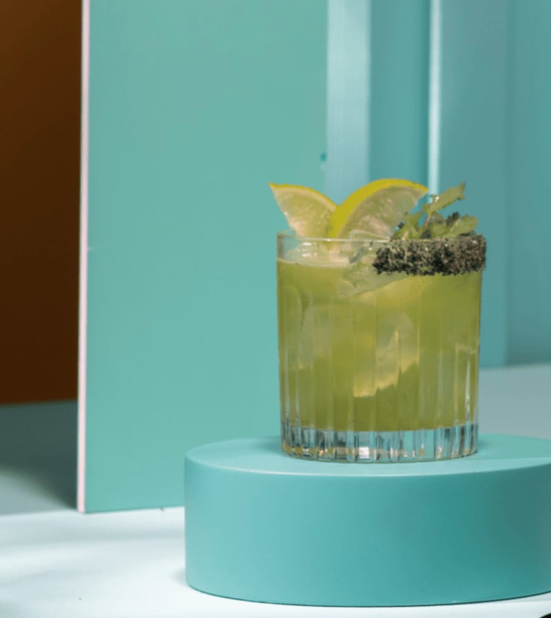 Te compartimos recetas fáciles y deliciosas para preparar con mezcal, ideales para disfrutar entre amigos, en la playa o en casa con mucho estilo