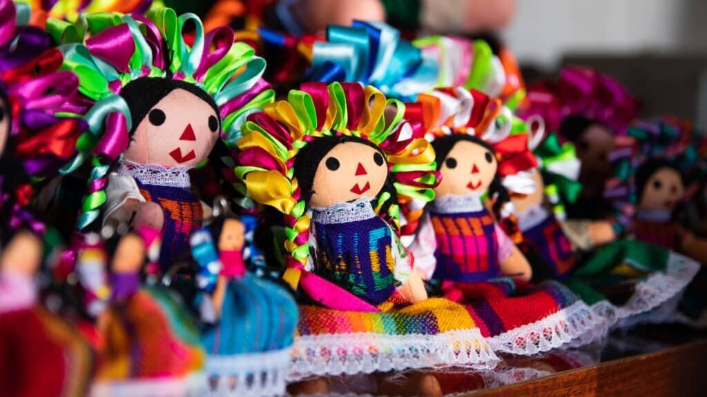 La mayoría de las personas artesanas en Querétaro trabajan de forma independiente y se especializan en el ramo textil.