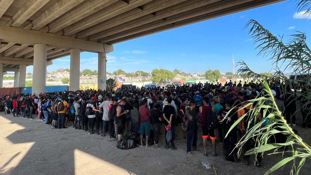 Cruce ilegal masivo bajo el puente de Eagle Pass (Texas)
