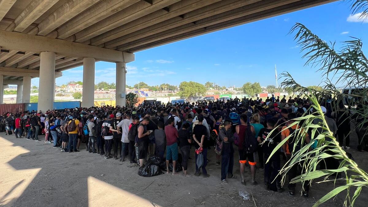 Cruce ilegal masivo bajo el puente de Eagle Pass (Texas)