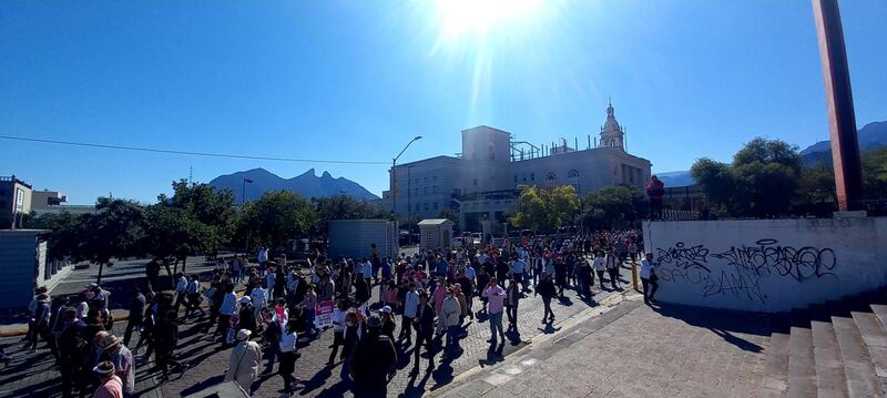 El contingente portó pancartas y lanzó consignas contra la reforma electoral.