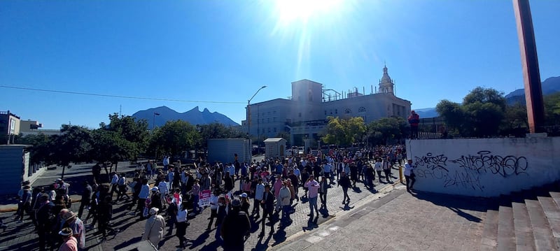 El contingente portó pancartas y lanzó consignas contra la reforma electoral.