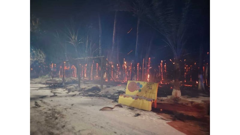 Incendio en Mahahual consume hasta 40 palapas en zona ecológica de Quintana Roo