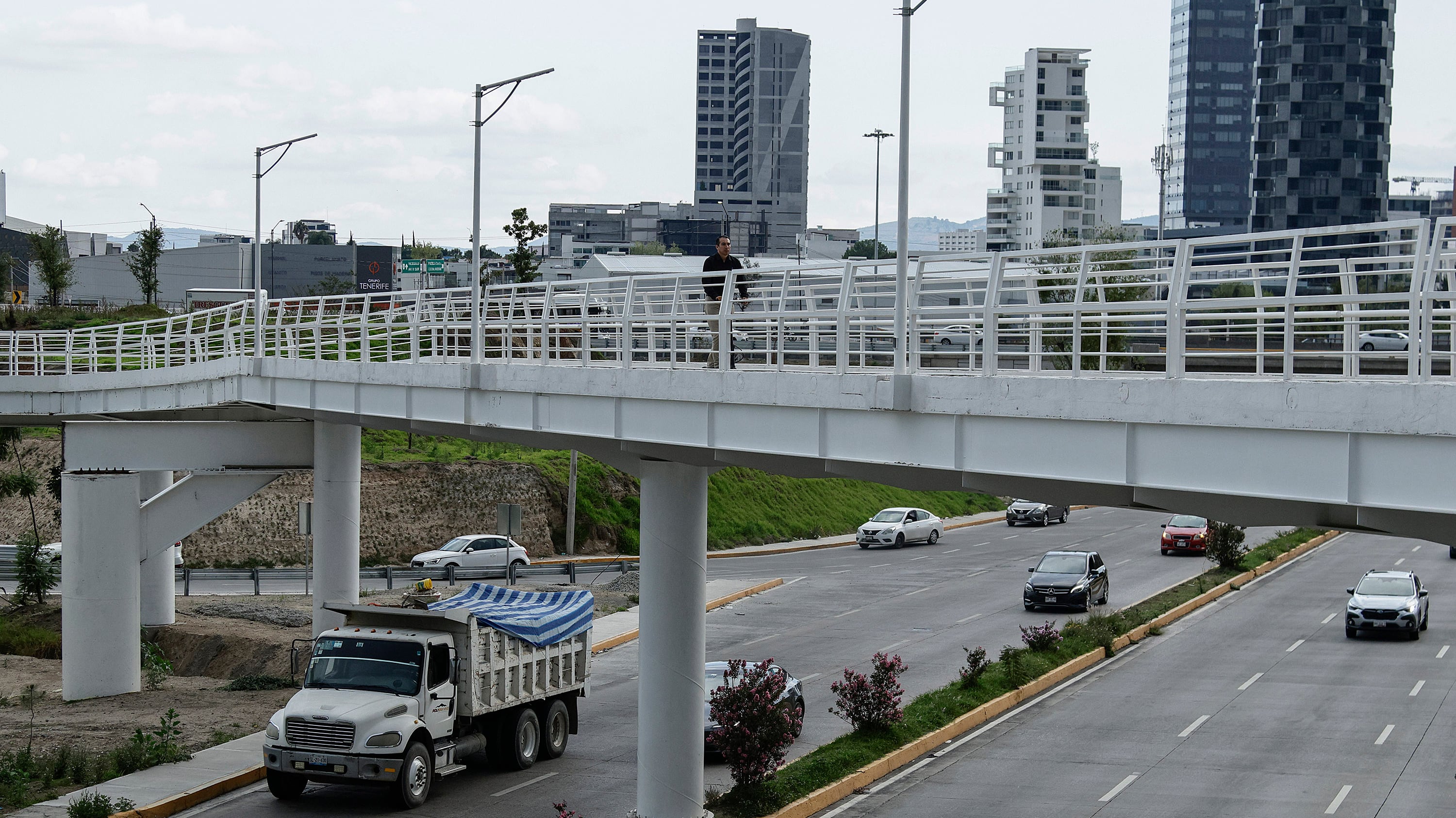 La SSP ha desplegado patrullas fijas a lo largo del Periférico, para atender los casos de montachoques. FOTO: Agencia Enfoque