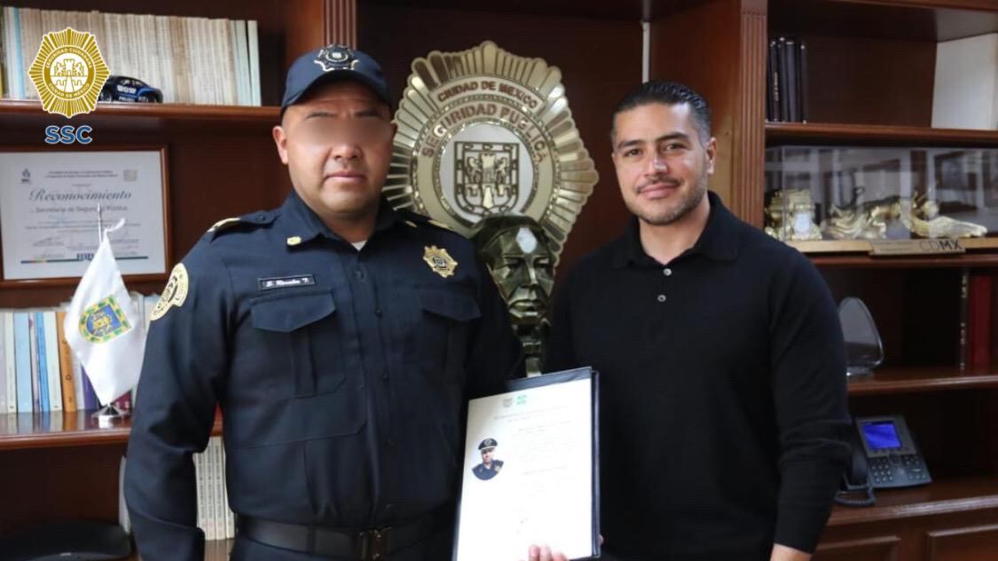 Policía fue ascendido por el titular de la SSC, Omar García Harfuch. Foto: Cortesía