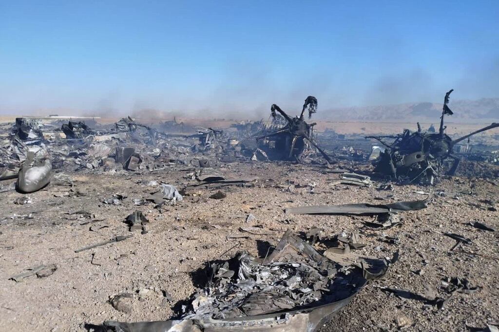 En esta imagen proporcionada por Sepahnews, el sitio web oficial de la Guardia Revolucionaria Iraní, se muestran los restos de un avión de transporte estadounidense derribado y dos helicópteros que participaban en una operación de rescate, según informó la televisión estatal iraní, en la provincia de Isfahán, Irán, en abril de 2026. (Sepahnews vía AP)