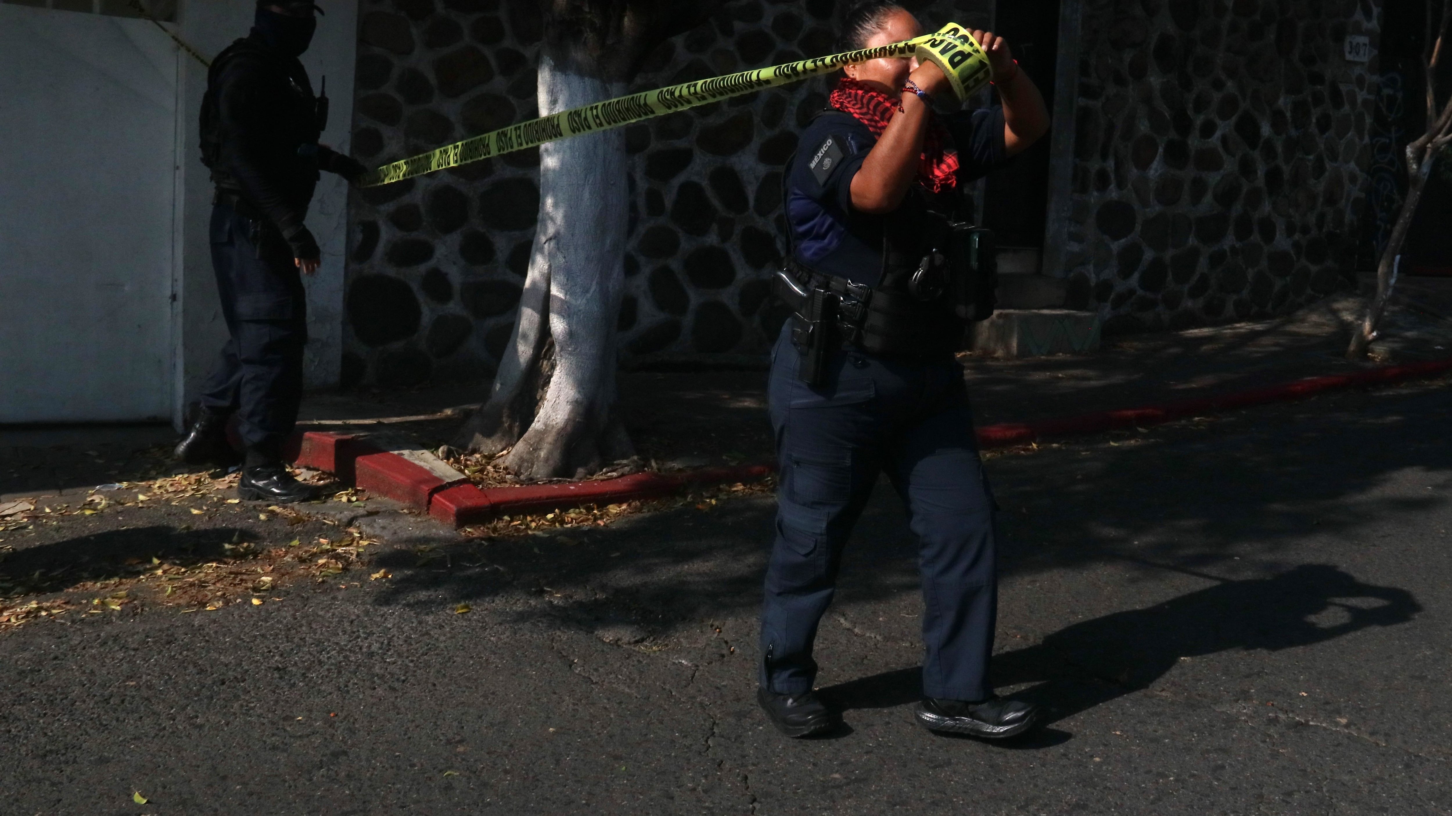 La víctima estaba en el porche de su casa cuando fue alcanzada por balas.