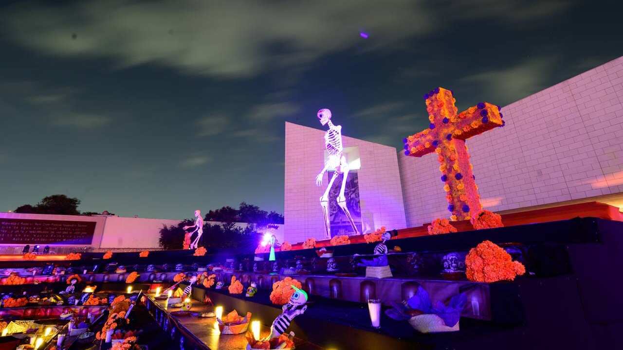 Una calaca gigante da la bienvenida a los visitantes que quieren empaparse del ambiente del Día de Muertos.