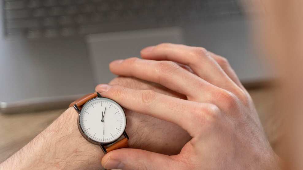 Alto ángulo de hombre mirando su reloj