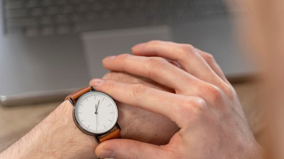 Alto ángulo de hombre mirando su reloj