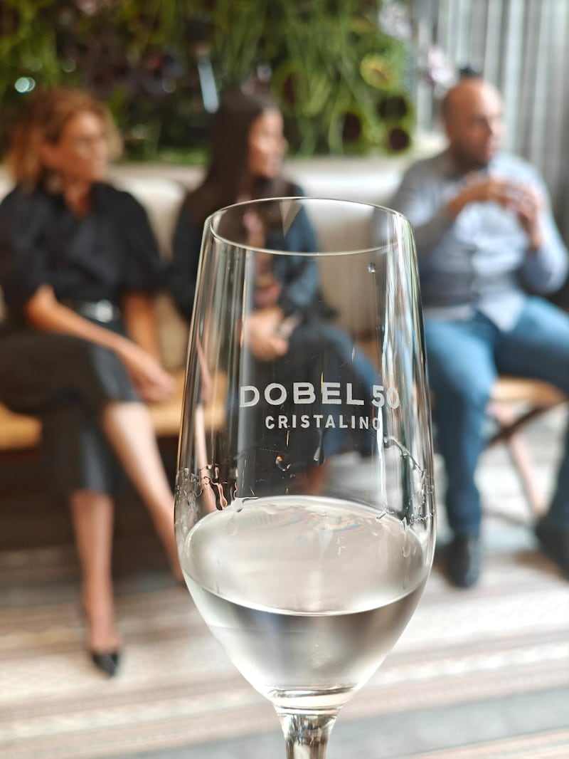 Inspirada en el arte prehispánico y elaborada con técnicas ancestrales, la Serie III de Maestro Dobel 50 Cristalino Onora combina el diseño artesanal del barro negro con un tequila de aromas y sabores excepcionales.