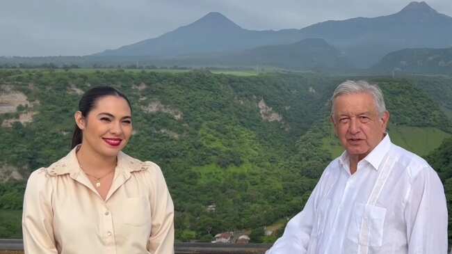 Indira Vizcaíno y Andrés Manuel López Obrador supervisan el tramo transvolcánico de la autopista Guadalajara-Colima, inaugurado el 4 de noviembre.