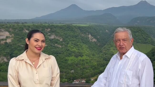 Indira Vizcaíno y Andrés Manuel López Obrador supervisan el tramo transvolcánico de la autopista Guadalajara-Colima, inaugurado el 4 de noviembre.