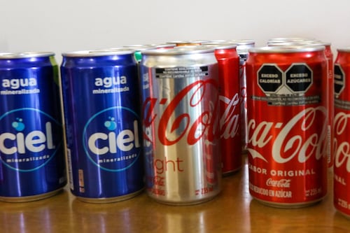 Coca-Cola vende más que nunca: factura más 4 mil millones de cajas de bebidas