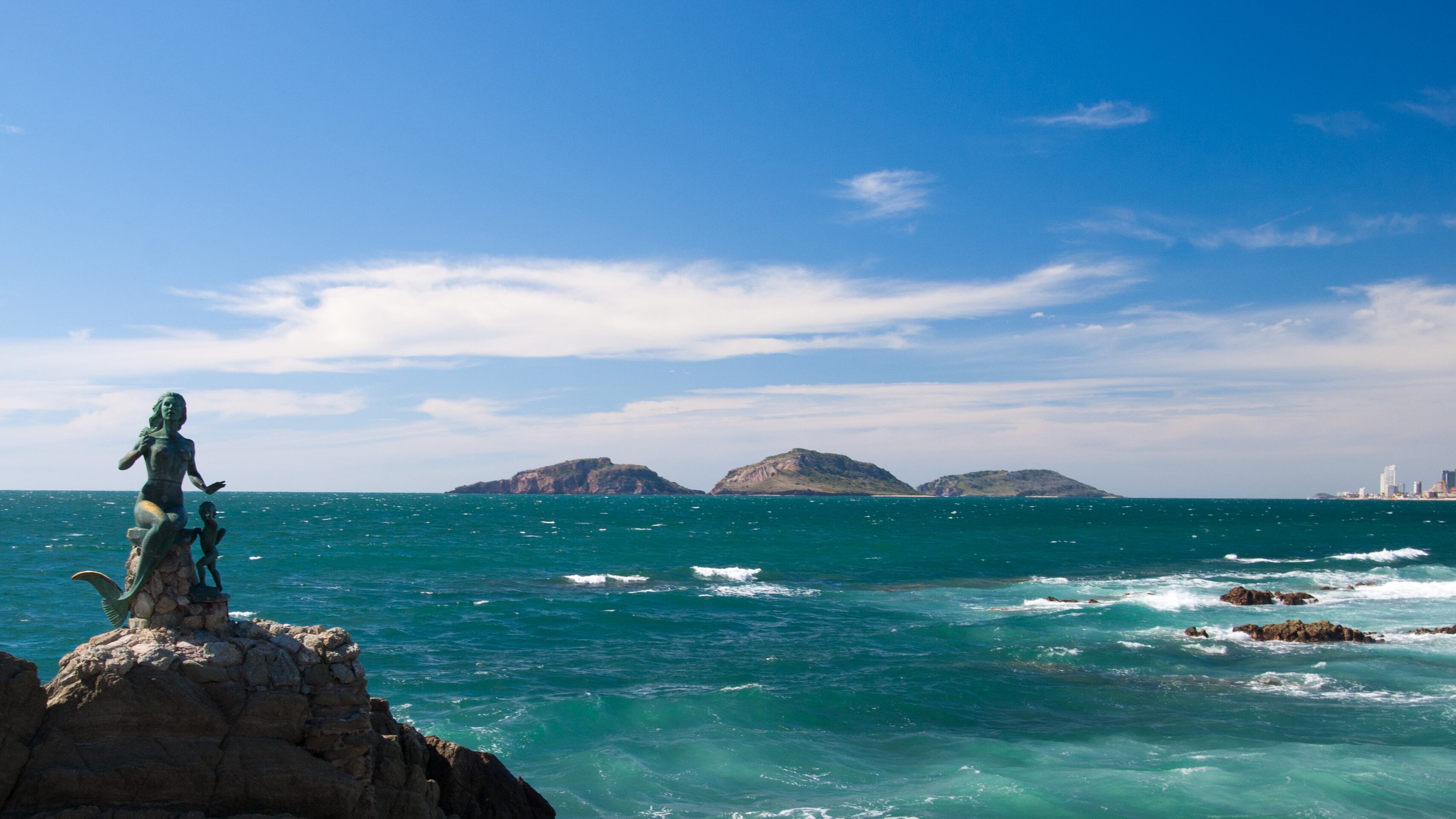 La Reina de los Mares es uno de los monumentos que se encuentran entre las rocas del Malecón.