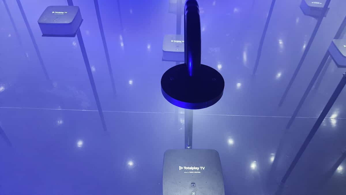 Totalplay TV cuenta con tres bocinas integradas y un subwoofer diseñado por Bang & Olufsen, certificación Dolby Atmos, Wi-Fi 6 y el asistente Alexa.