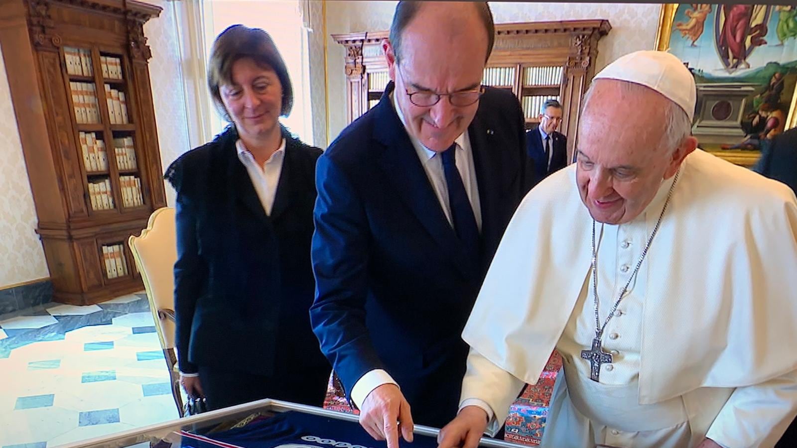 El primer ministro francés le hizo una serie de regalos al Papa Francisco y entre ellos se encontraban una camiseta aurografiada por Lionel Messi