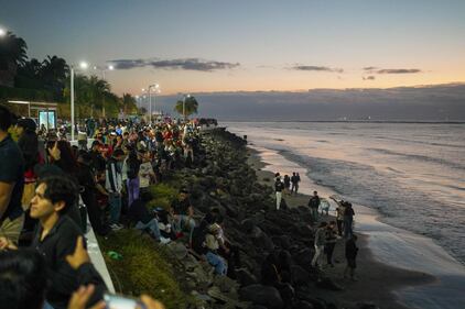 Veracruzanos reciben el año 2026 con baile junto a la playa.