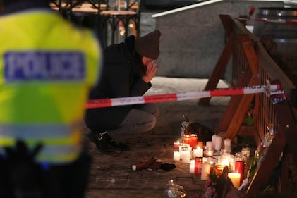 Cientos de personas homenajean a las víctimas de la tragedia de año nuevo en bar de Suiza