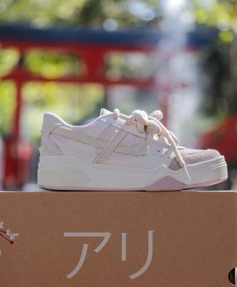 La influencer diseña junto a Panam, un par versátil con detalles en katakana, suela tipo skate, materiales texturizados y accesorios exclusivos