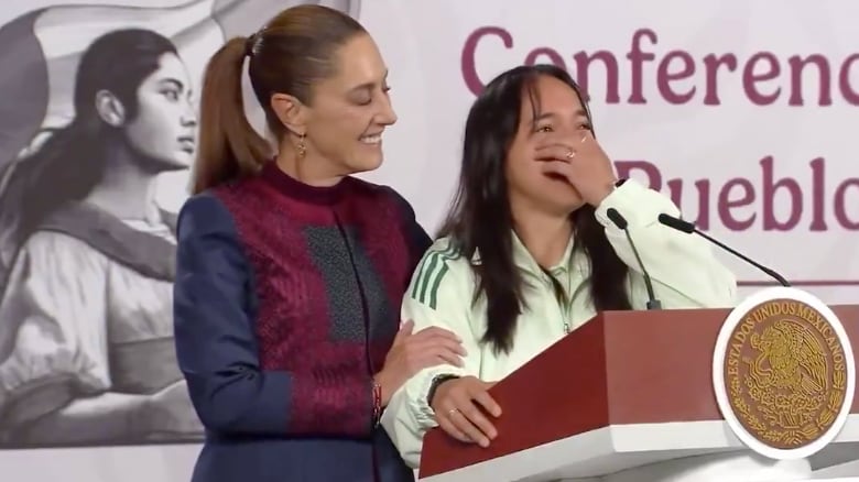 Sheinbaum consoló a Charlyn Corral.