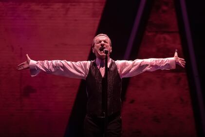 David Gahan, Martin Lee Gore y Andrew John Fletcher contagiaron a sus fanáticos con la energía de su gira ‘Memento Mori World Tour’, en la cual sorprendieron con temas como “Enjoy The Silence”, “Walking On My Shoes”, entre otros.